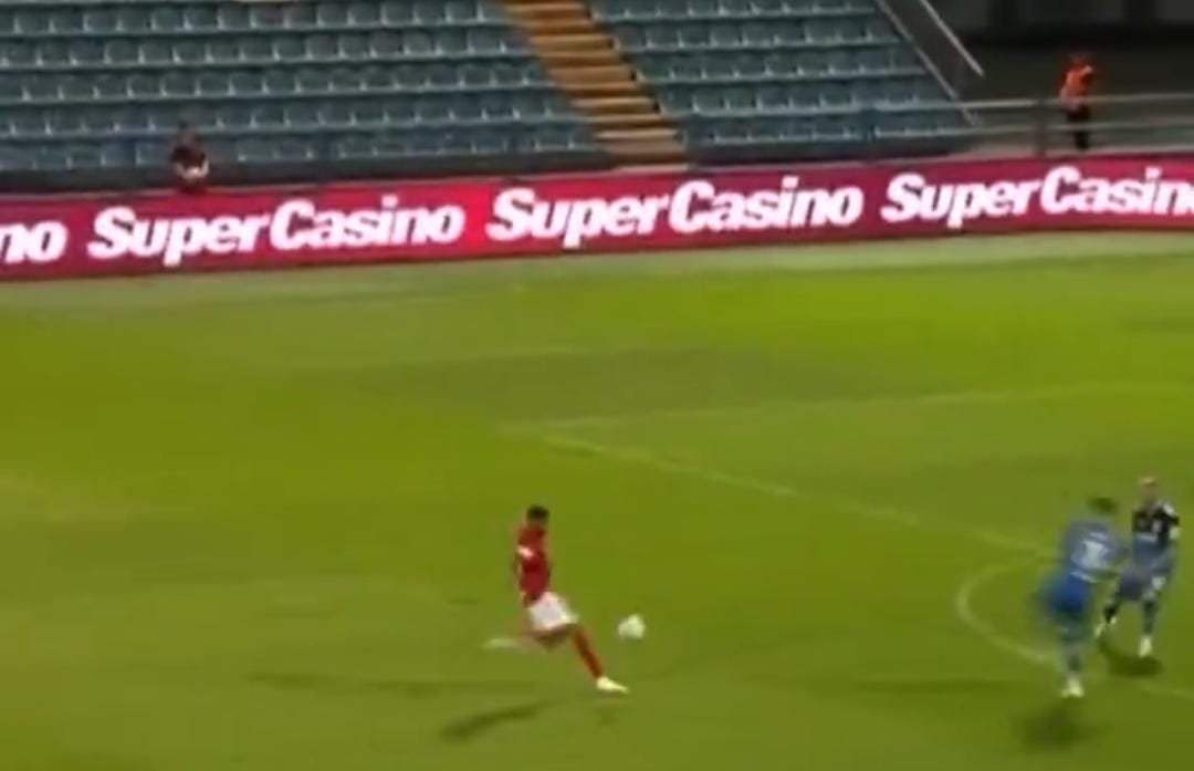 Adriano fez belo gol pelo Santa Clara na Liga Conferência (foto: Reprodução/SportTV)