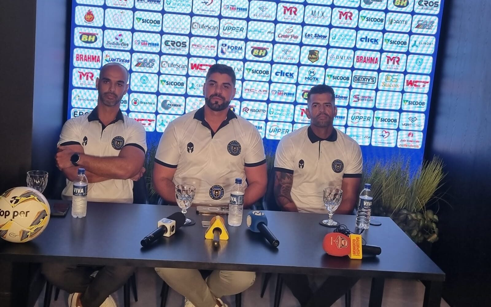 Victor Oliveira (centro), presidente do North, ao lado do diretor de futebol Marlon Araújo (esquerda) e do técnico Douglas Ferreira (direita) (foto: Luiz Ribeiro/EM D.A Press)