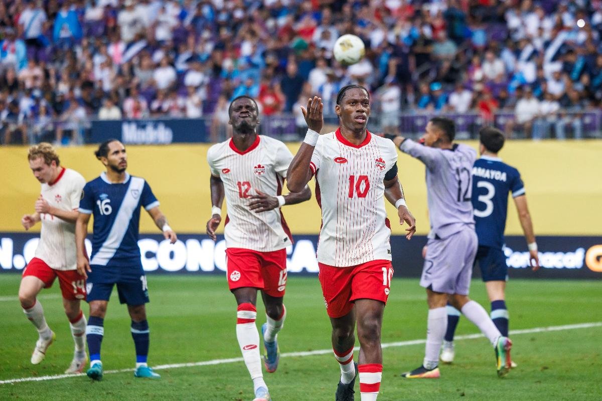 Jonathan David (camisa 10) comemora gol pelo Canadá (foto: KEREM YUCEL/AFP)