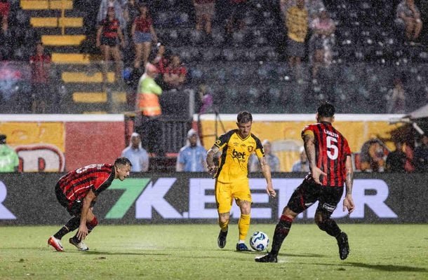Os dois times estão envolvidos na briga para escapar do rebaixamento (foto: Foto: Paulo Paixa/Sport Recife)