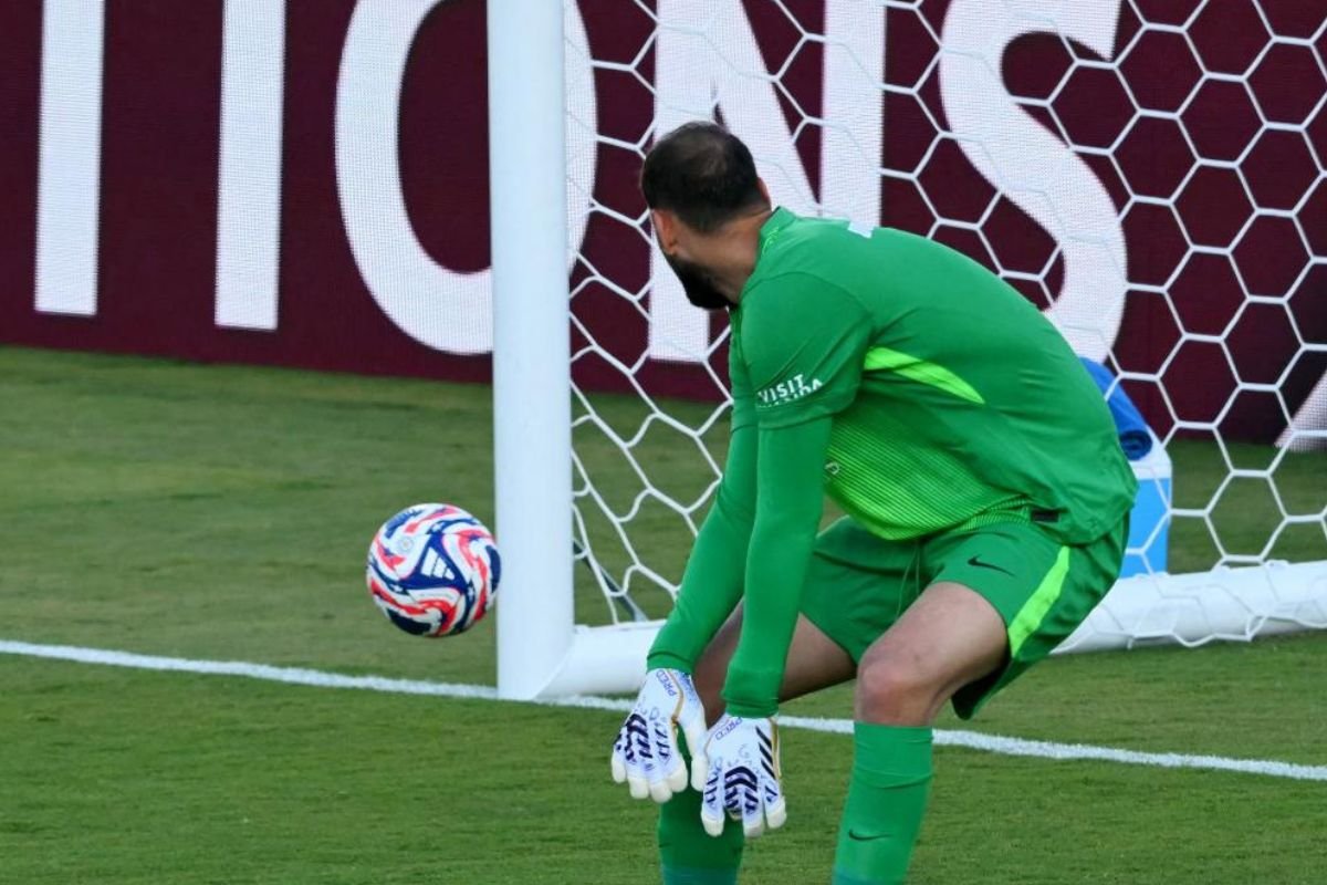 Donarumma em partida contra o Botafogo (foto: Patrick T. Fallon / AFP)