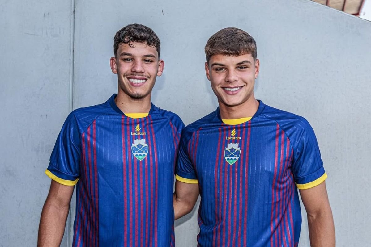 João Vitor e Isaque com camisa do Chaves (foto: Divulgação: Chaves)