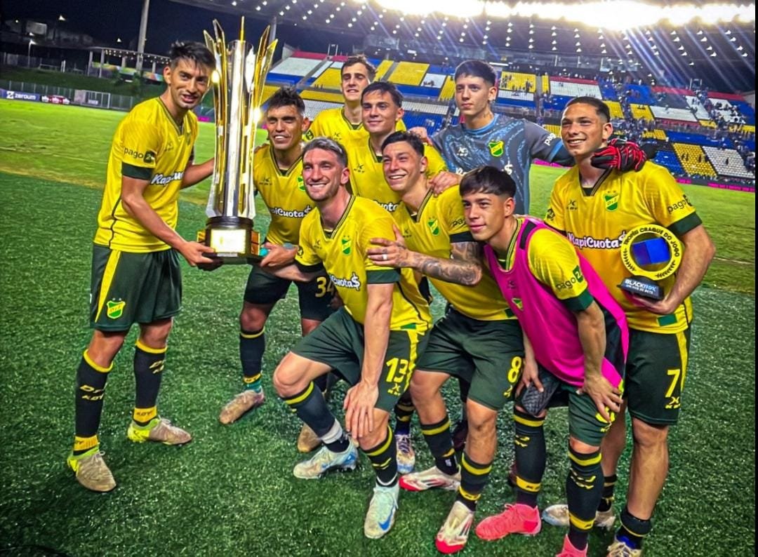 Defensa y Justicia com taça da Vitória Cup (foto: Reprodução/Defensa y Justicia)