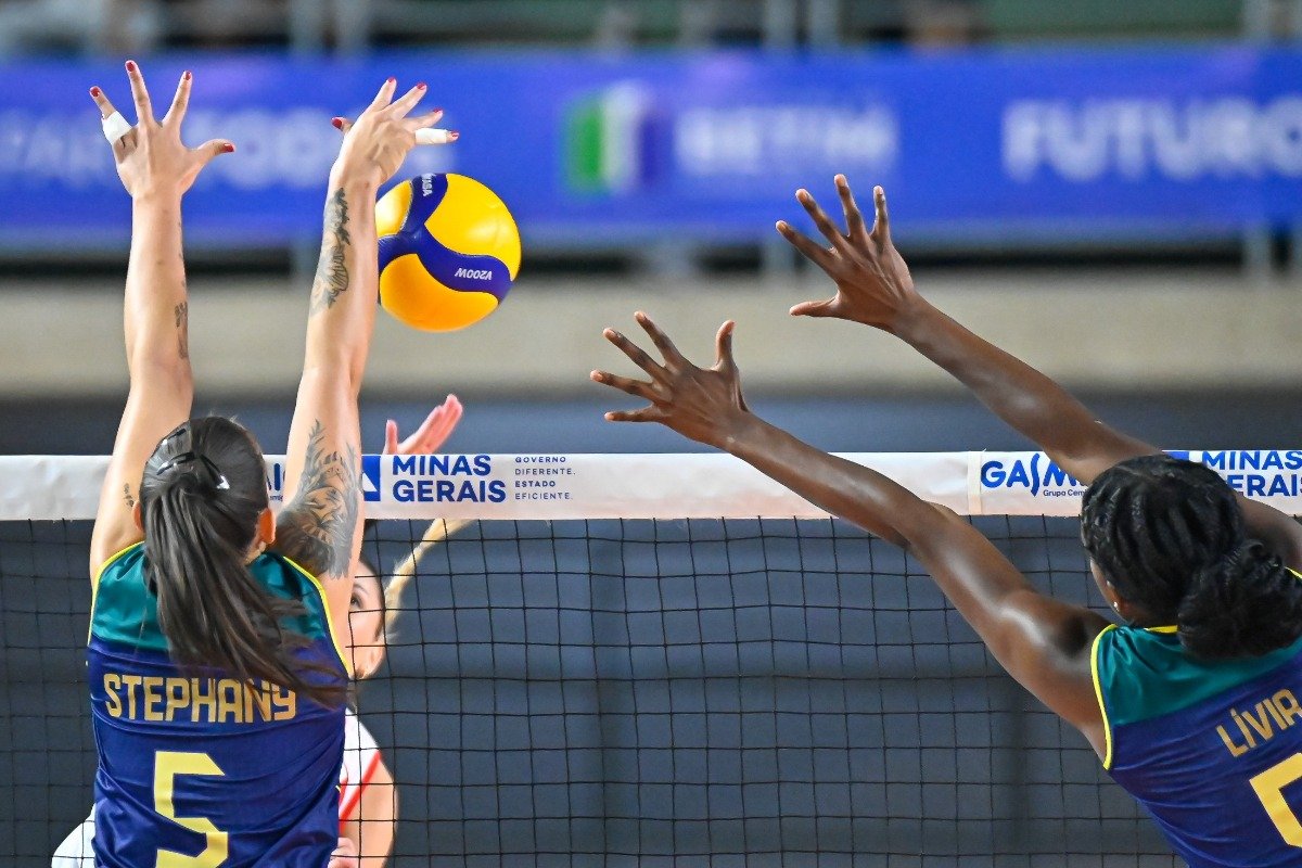 Lance do jogo entre Brasil e Peru pela Copa América Feminina de Vôlei (foto: Gustavo Rabelo/BHFOTO)