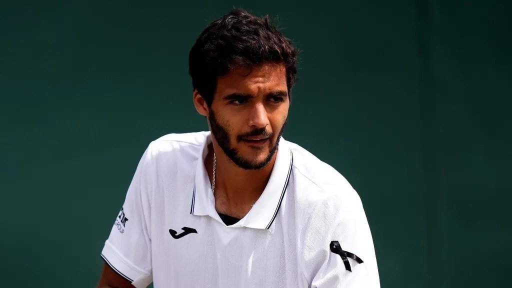 Francisco Cabral com sinal de luto na manga da camisa (foto: Reprodução de internet)