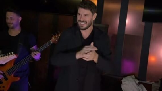 Bruninho em frente mesa de bolo de aniversário e docinhos (foto: Instagram/Rerodução)