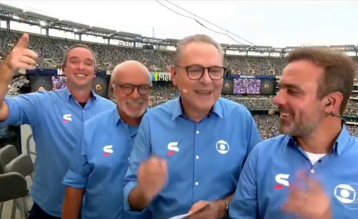 Caio Ribeiro, Júnior, Luís Roberto e Roger Flores dançaram música do Mundial (foto: Reprodução/TV Globo)
