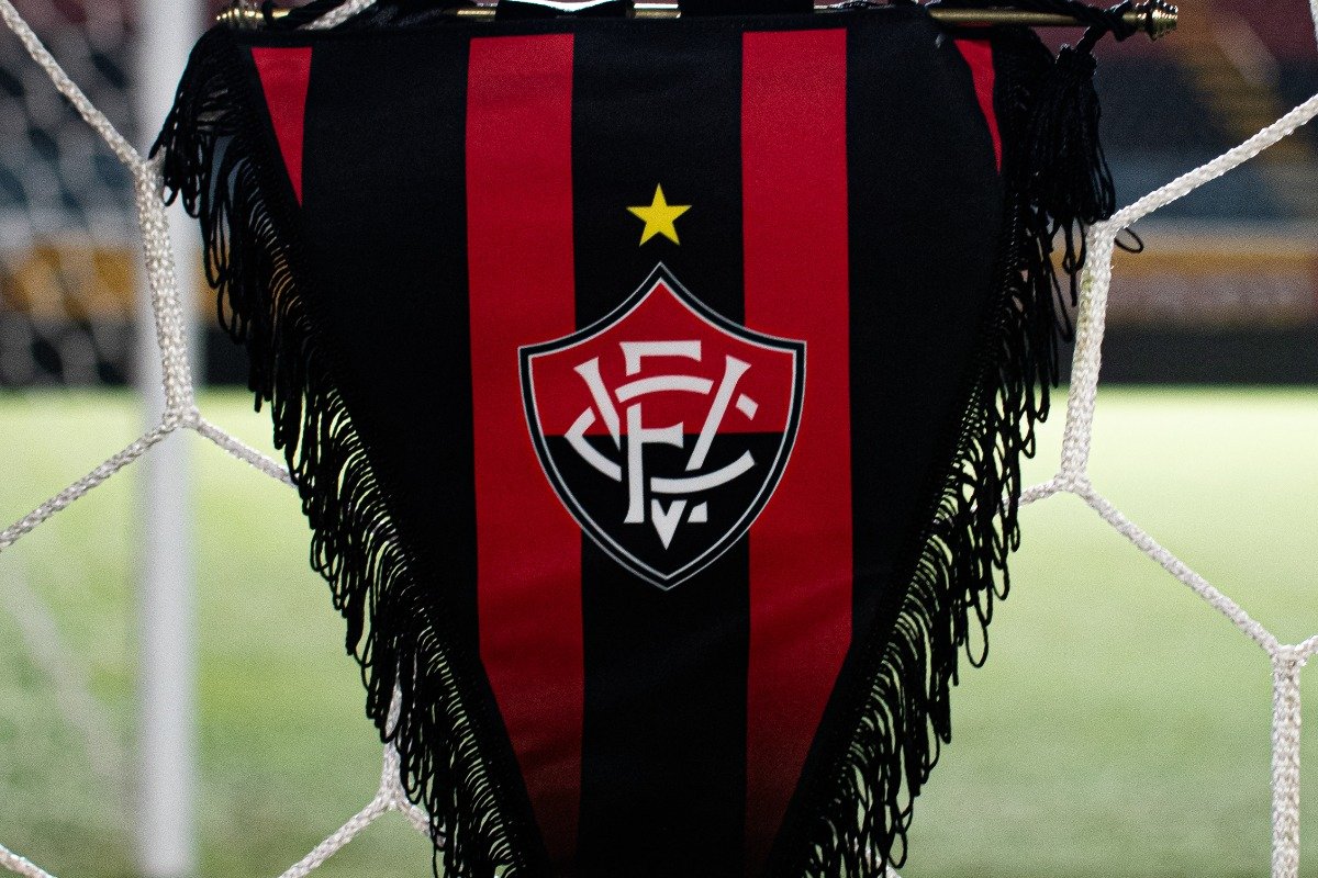 Flâmula com o escudo do Vitória (foto: Victor Ferreira/Vitória)