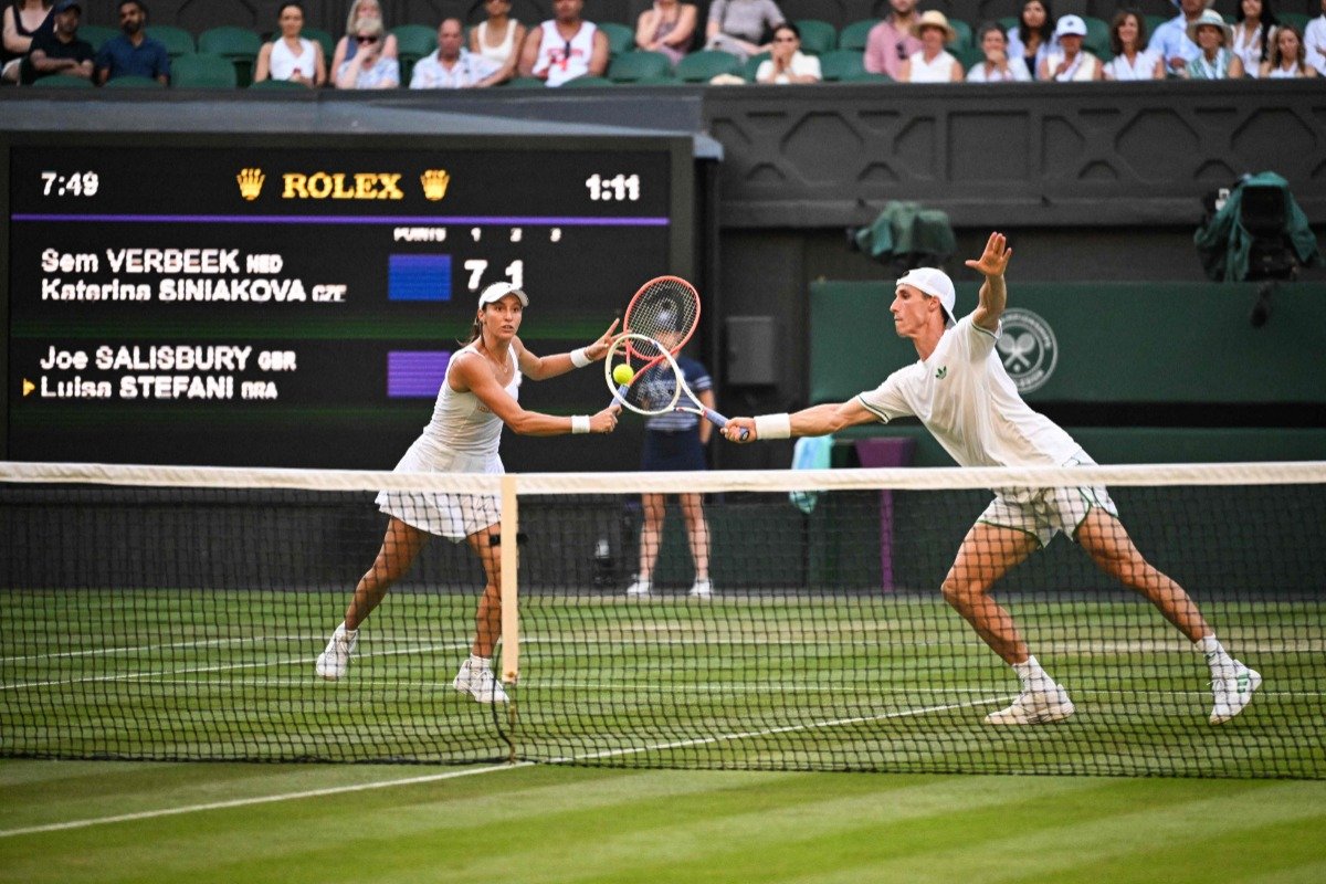 Luisa Stefani e Joe Salisbury em Wimbledon (foto: AFP)