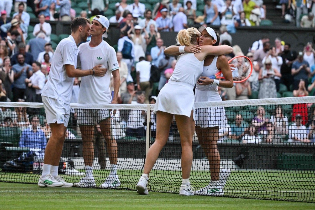Luisa Stefani e Joe Salisbury em Wimbledon (foto: AFP)