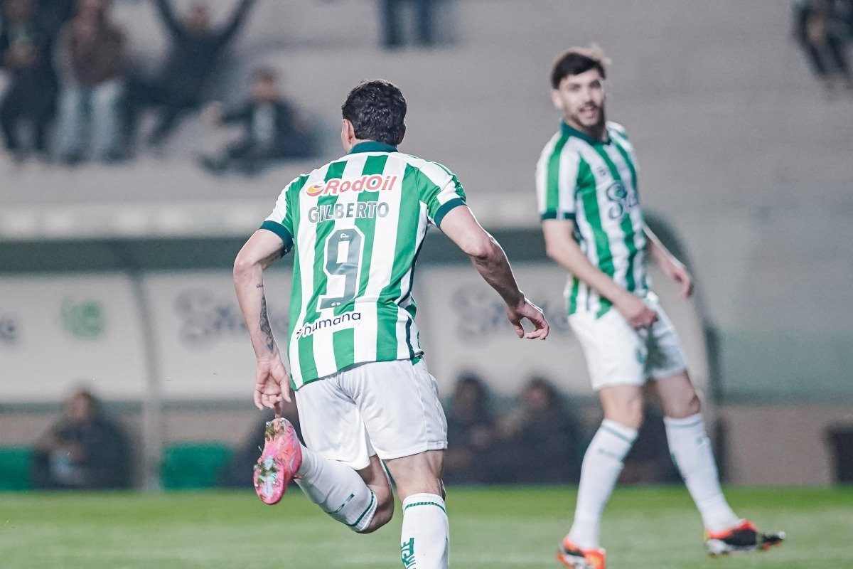 Gilberto comemora gol pelo Juventude contra o Sport (foto: Fernando Alves/ECJ)