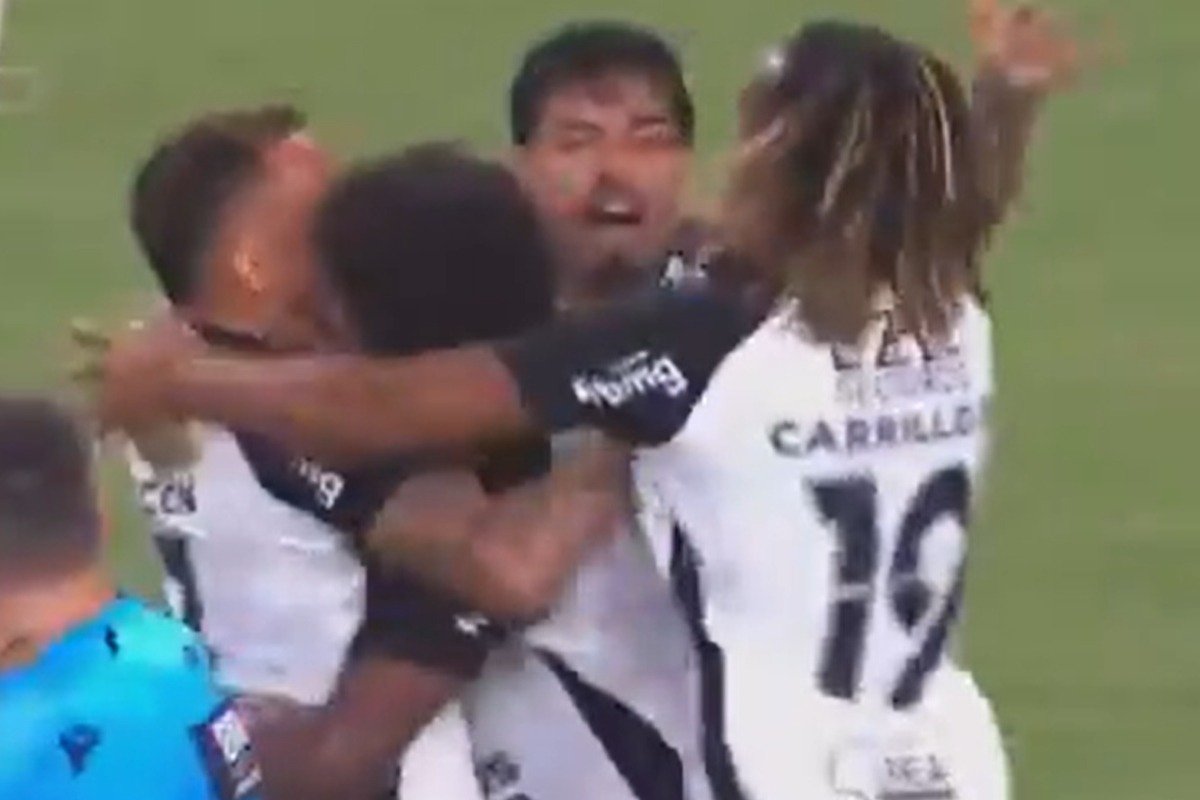 Jogadores do Corinthians comemoram gol contra o Ceará (foto: Reprodução)