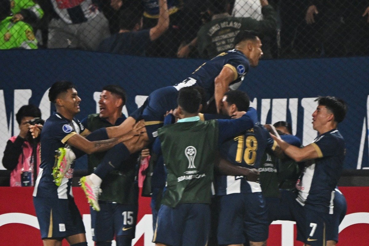 Jogadores do Alianza Lima comemoram gol contra o Grêmio na Sul-Americana (foto: ERNESTO BENAVIDES / AFP)