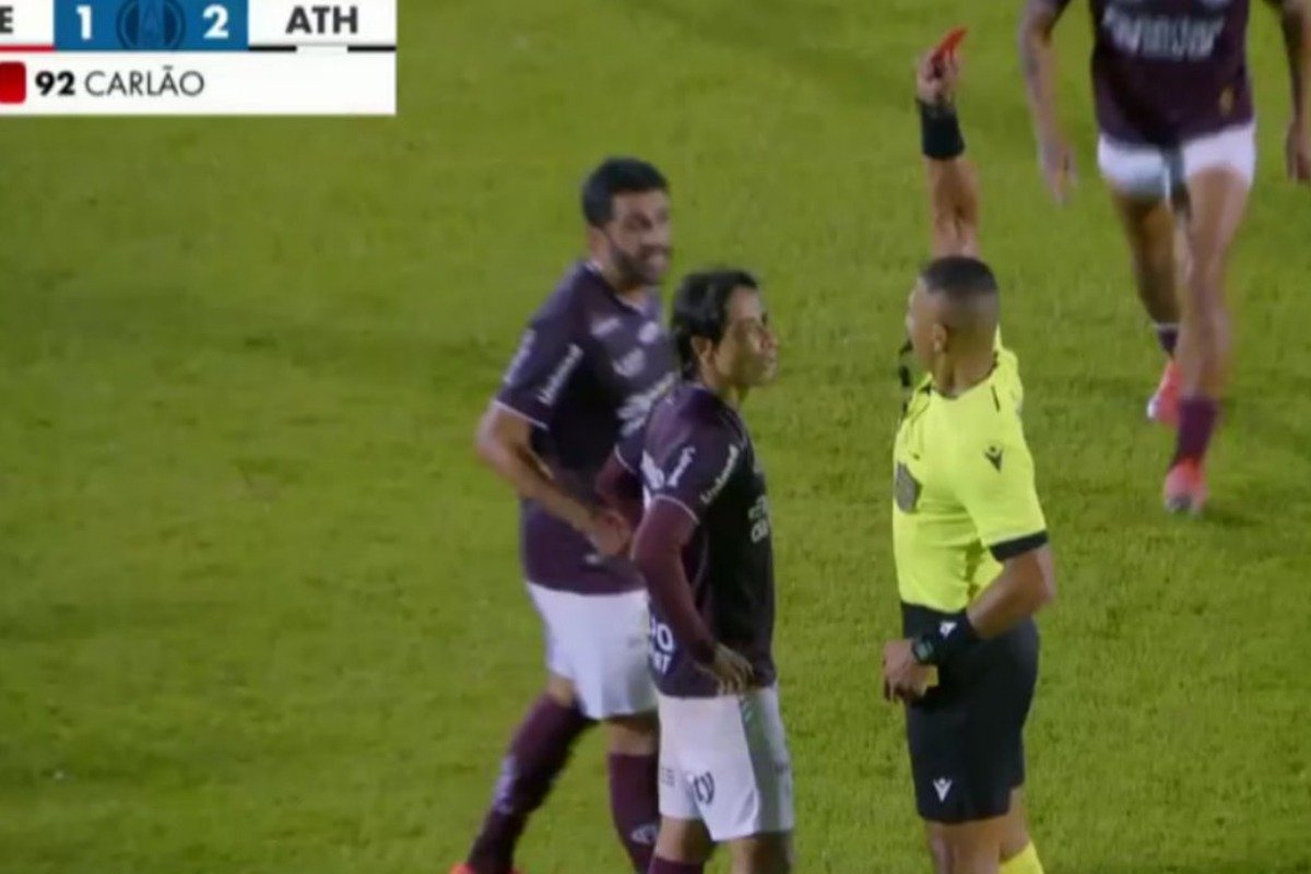 Árbitro de Ferroviária x Athletic aplicou cartões amarelos em sequência (foto: Reprodução)