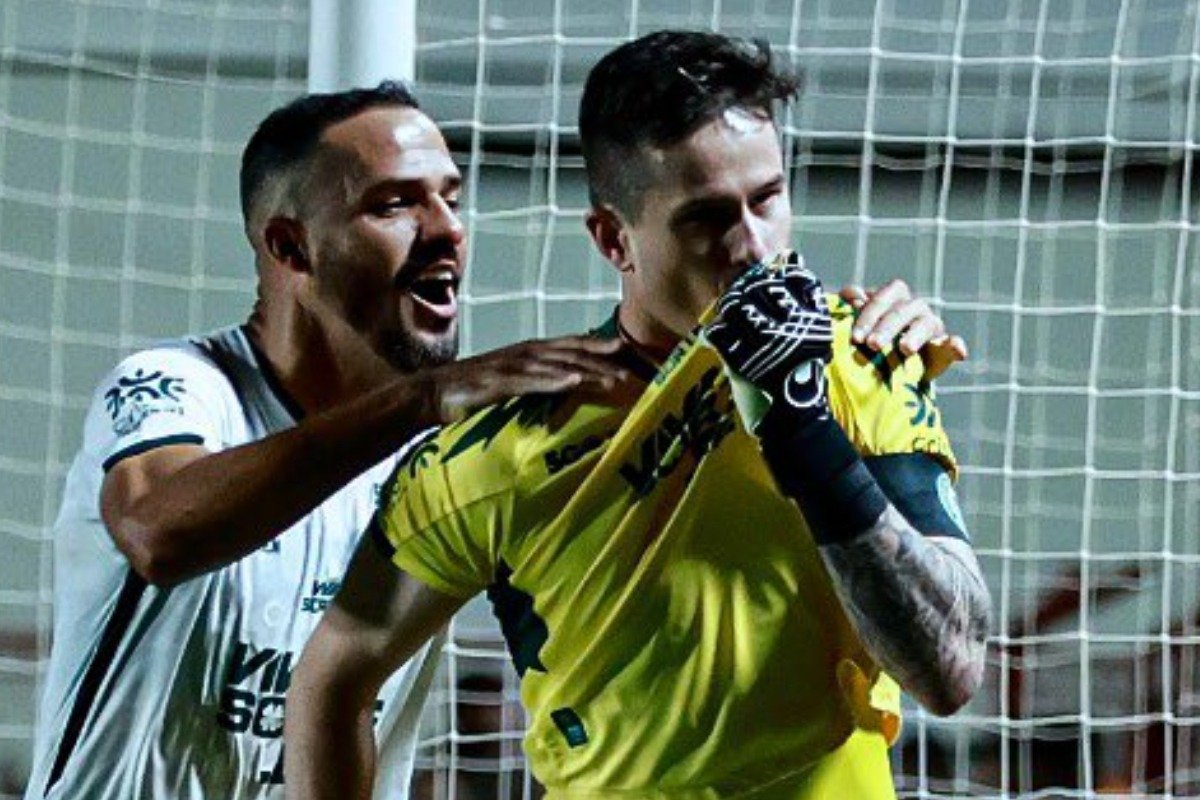 Tadeu, goleiro do Goiás (foto: Divulgação/Goiás)