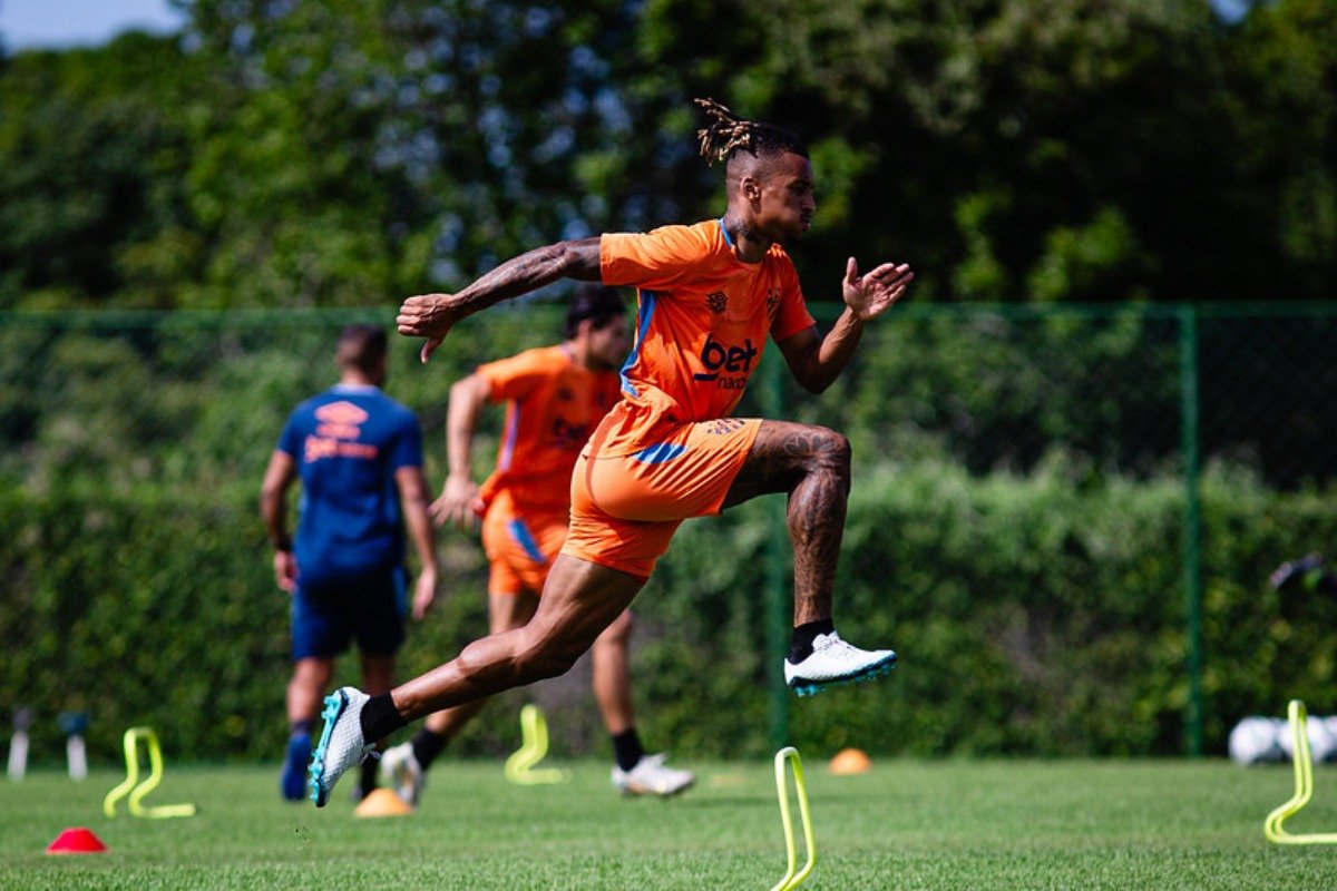 Dalbert em treino do Sport (foto: Paulo Paiva / Sport Recife)