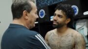 Gabigol e Pedro Lourenço no vestiário do Cruzeiro após goleada sobre o Juventude (foto: Reprodução)
