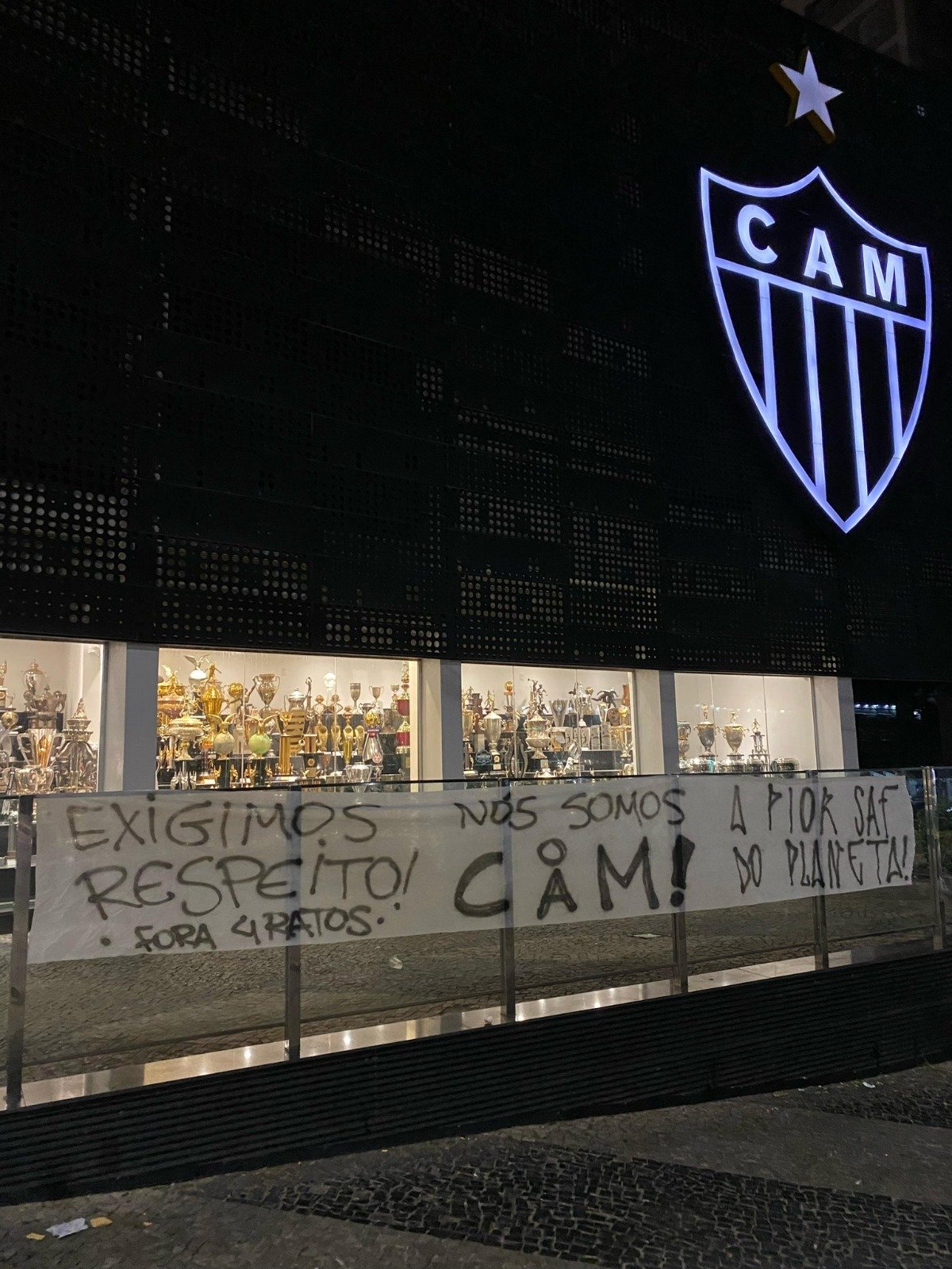 Protesto na sede do Atlético