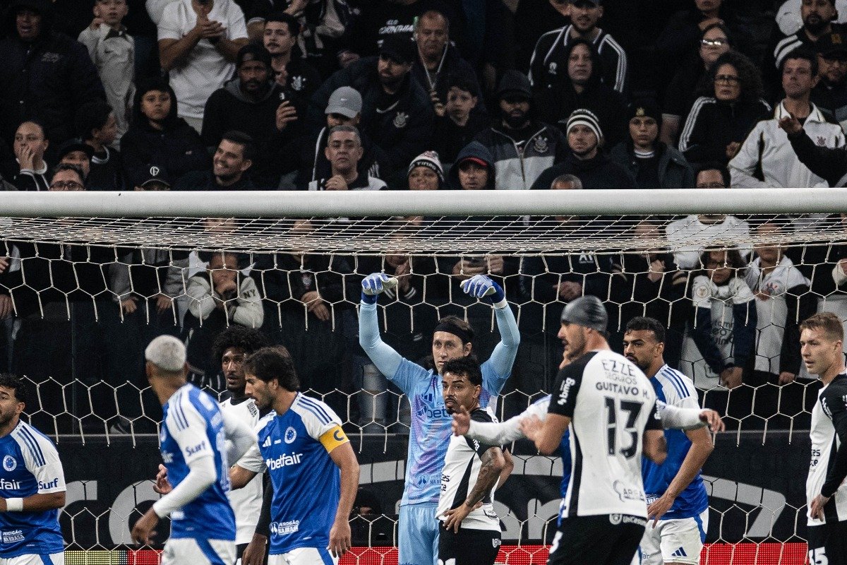 Lance do jogo entre Corinthians e Cruzeiro pelo Campeonato Brasileiro (foto: Marco Galvão/Cruzeiro)