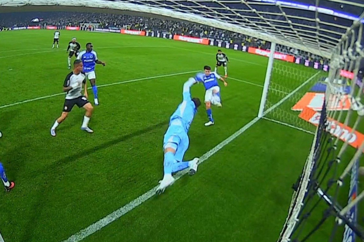 Lance no qual Villalba evitou o gol do Corinthians contra o Cruzeiro (foto: Reprodução)