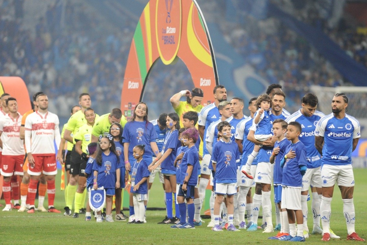Jogadores do Cruzeiro antes de duelo com CRB no Mineirão (foto: Alexandre Guzanshe/EM/D.A Press)