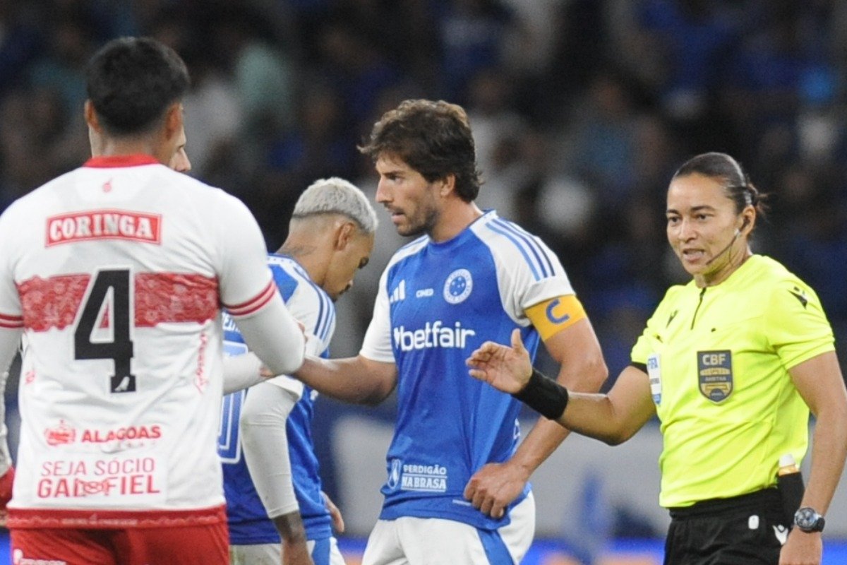 Lucas Silva e outros envolvidos no duelo entre Cruzeiro e CRB pela Copa do Brasil (foto: Alexandre Guzanshe/EM/D.A. Press.)