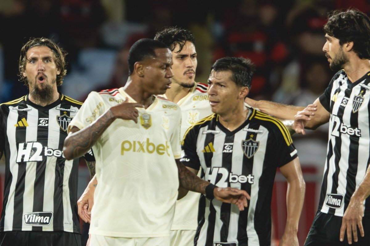 Jogadores do Flamengo e Atlético discutem durante jogo da Copa do Brasil (foto: Pedro Souza/Atlético)