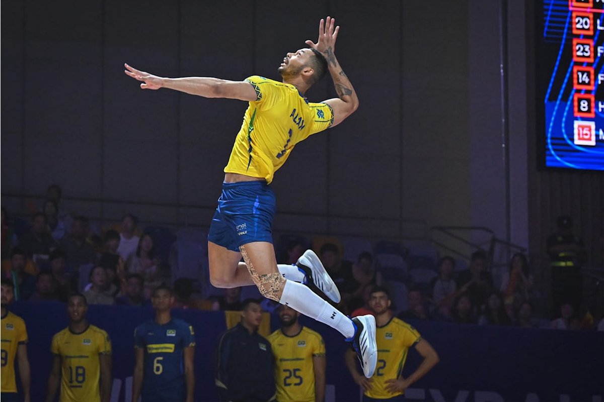 Alan, oposto do Brasil, durante vitória sobre a China na VNL (foto: FIVB)