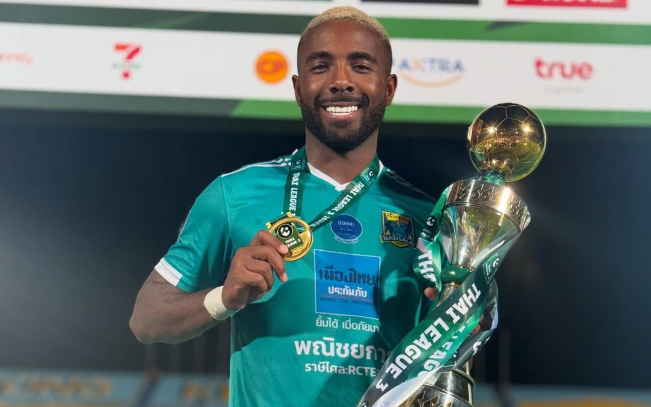 alberto gouvea segurando medalha e troféu (foto: Arquivo pessoal/Instagram)