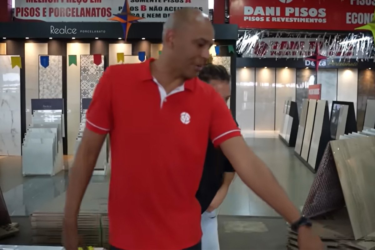 Alex Silva trabalha como vendedor de pisos (foto: Reprodução/YouTube/Cartoloucos)