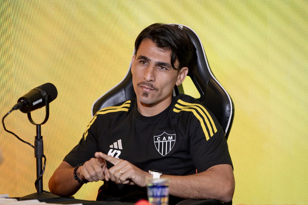 Zagueiro do Atlético, Alonso, vestido com a camisa preta do Galo, mãos juntas e à frente de um telão amarelo - (foto: Pedro Souza / Atlético)