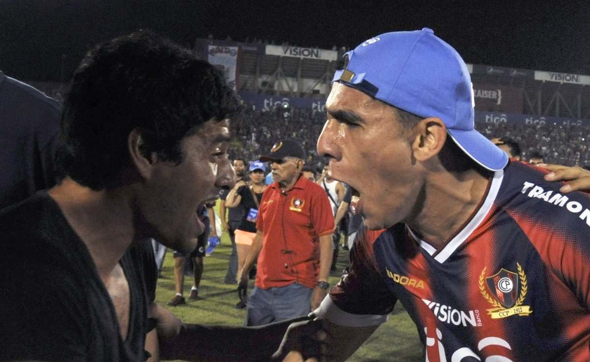 Junior Alonso, hoje zagueiro do Atlético, durante comemoração de título pelo Cerro Porteño em 2013 (foto: Norberto Duarte/AFP)