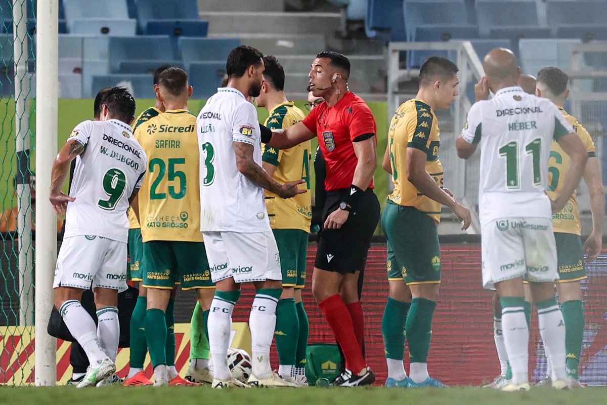 Árbitro Yuri Elino Ferreira da Cruz discute com zagueiro Lucão, do América, após pênalti marcado para o Cuiabá na Série B (foto: AssCom Dourado / Divulgação)