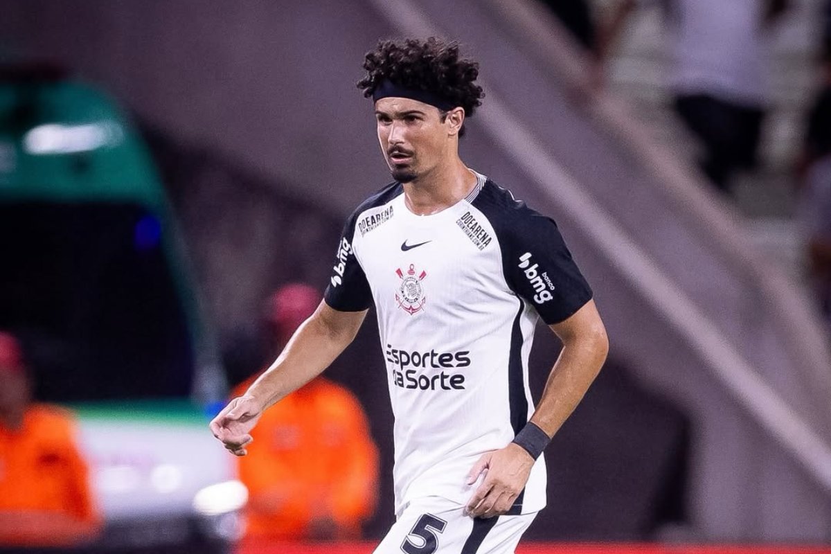 André Ramalho conduz a bola em jogo do Corinthians (foto: Divulgação/Corinthians)