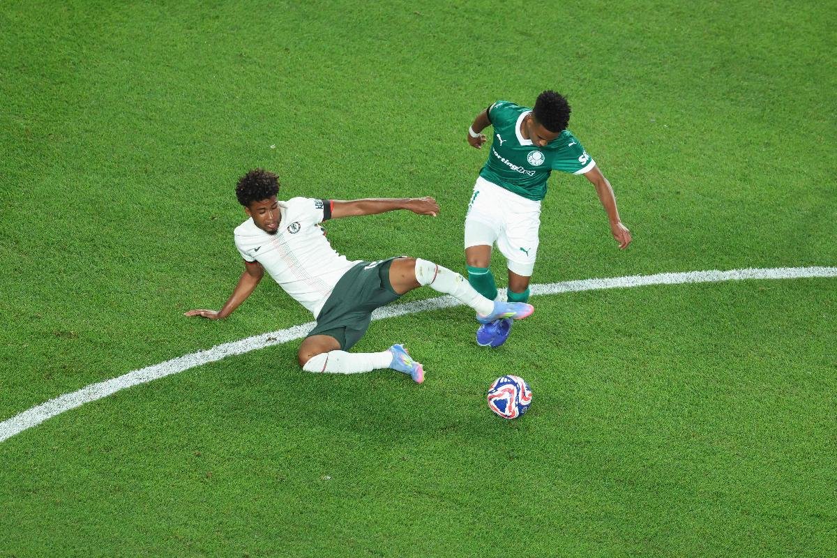 Andrey Santos dá carrinho em Estêvão durante Palmeiras x Chelsea no Mundial de Clubes (foto: CHARLY TRIBALLEAU/AFP)