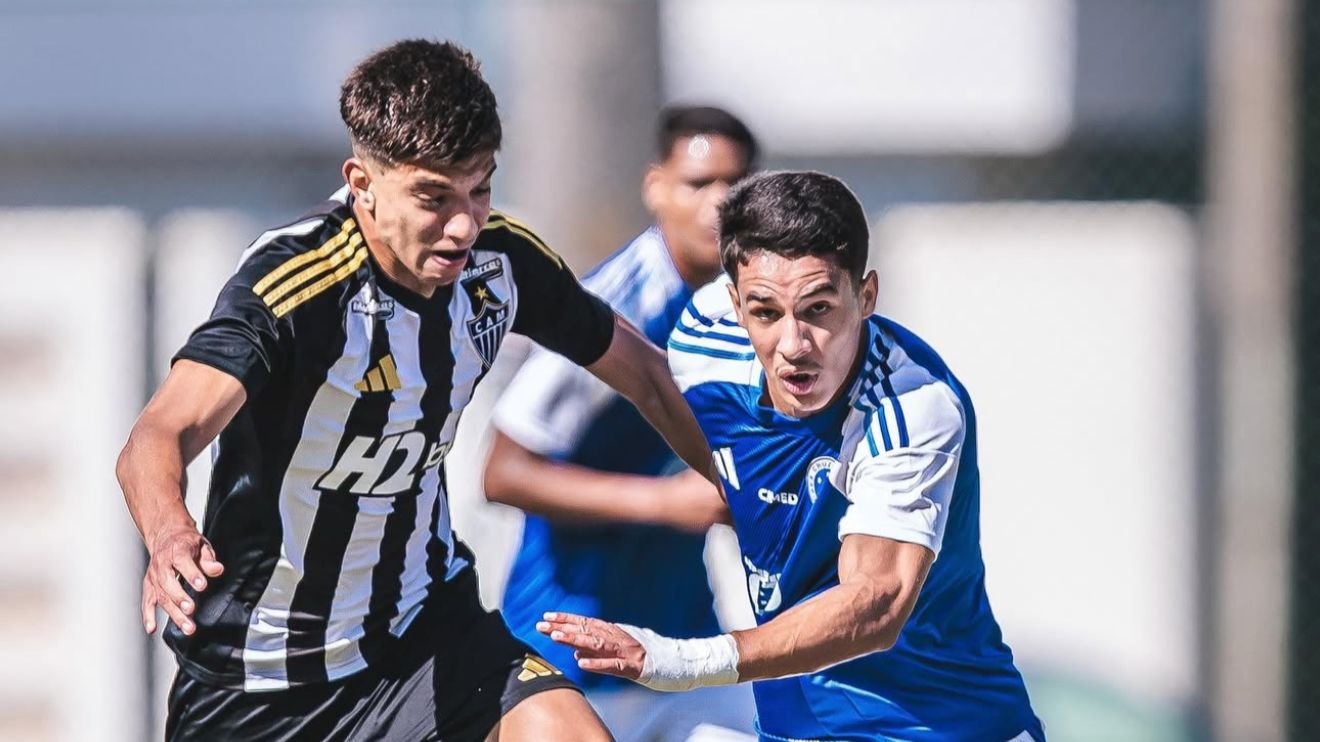 Disputa de bola entre jogadores de Atlético e Cruzeiro no Mineiro Sub-20 (foto: Vinnicius Silva/Cruzeiro)