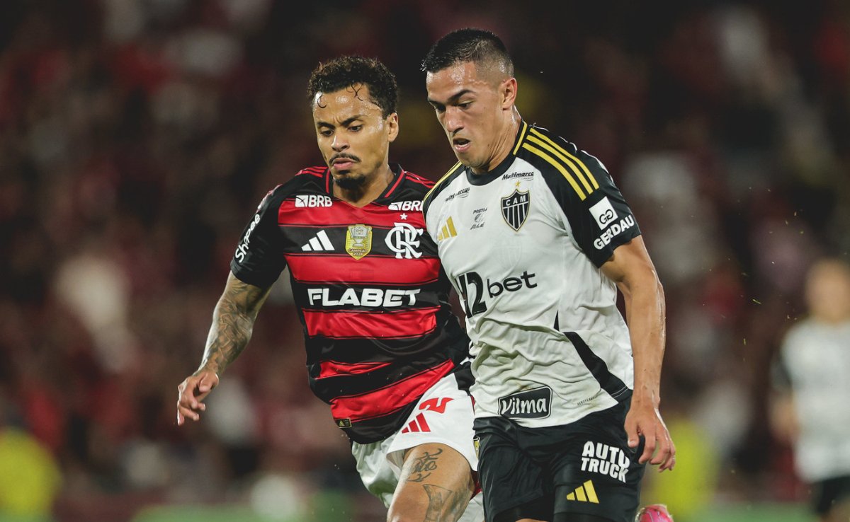 Allan (à esquerda) na marcação de Cuello (à direita) durante duelo entre Flamengo e Atlético no Maracanã (foto: Pedro Souza/Atlético)