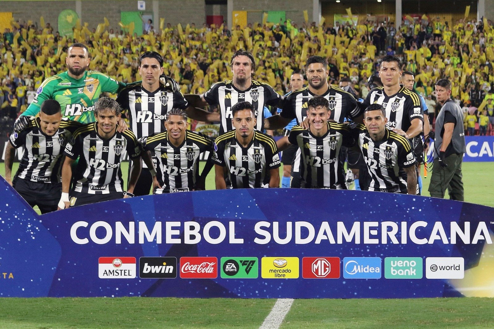 Jogadores do Atlético perfilados (foto: Jorge Duarte/AFP)