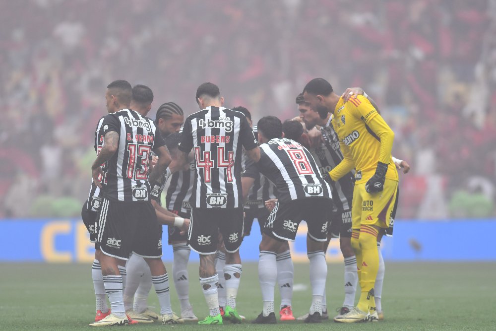 Jogadores do Atlético antes de jogo no Maracanã (foto: Alexandre Guzanshe/EM/D.A Press)