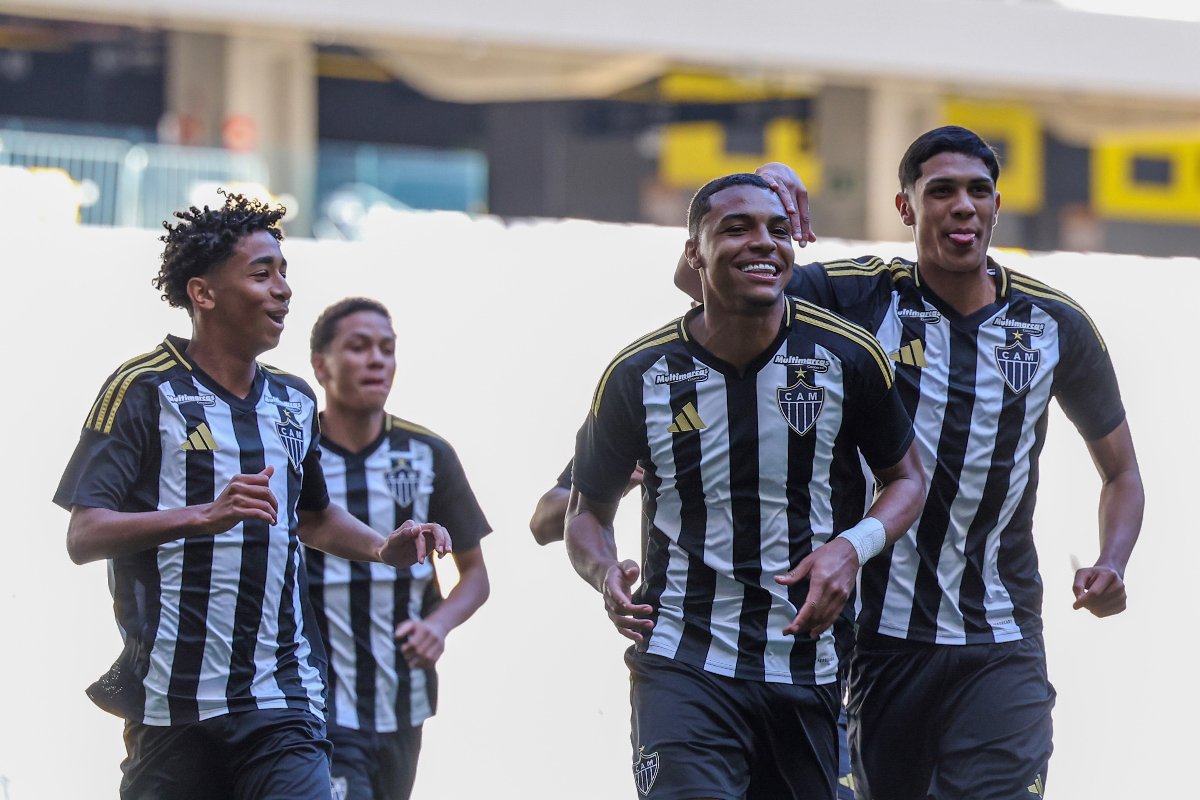 Jogadores do Atlético comemoram gol em jogo do sub-17 (foto: Divulgação/Atlético)
