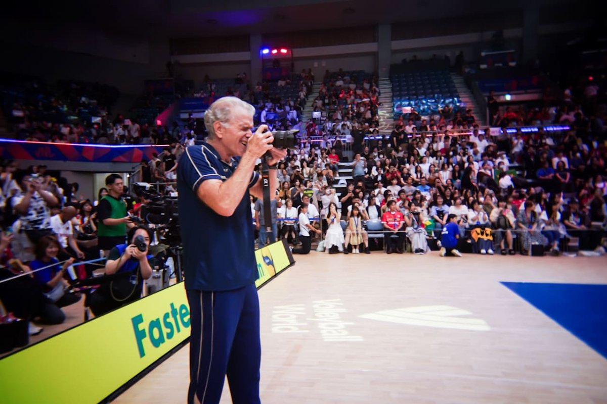 Bernardinho tira foto da Seleção após vitória sobre a Argentina na Liga das Nações (foto: Divulgação/FIVB)