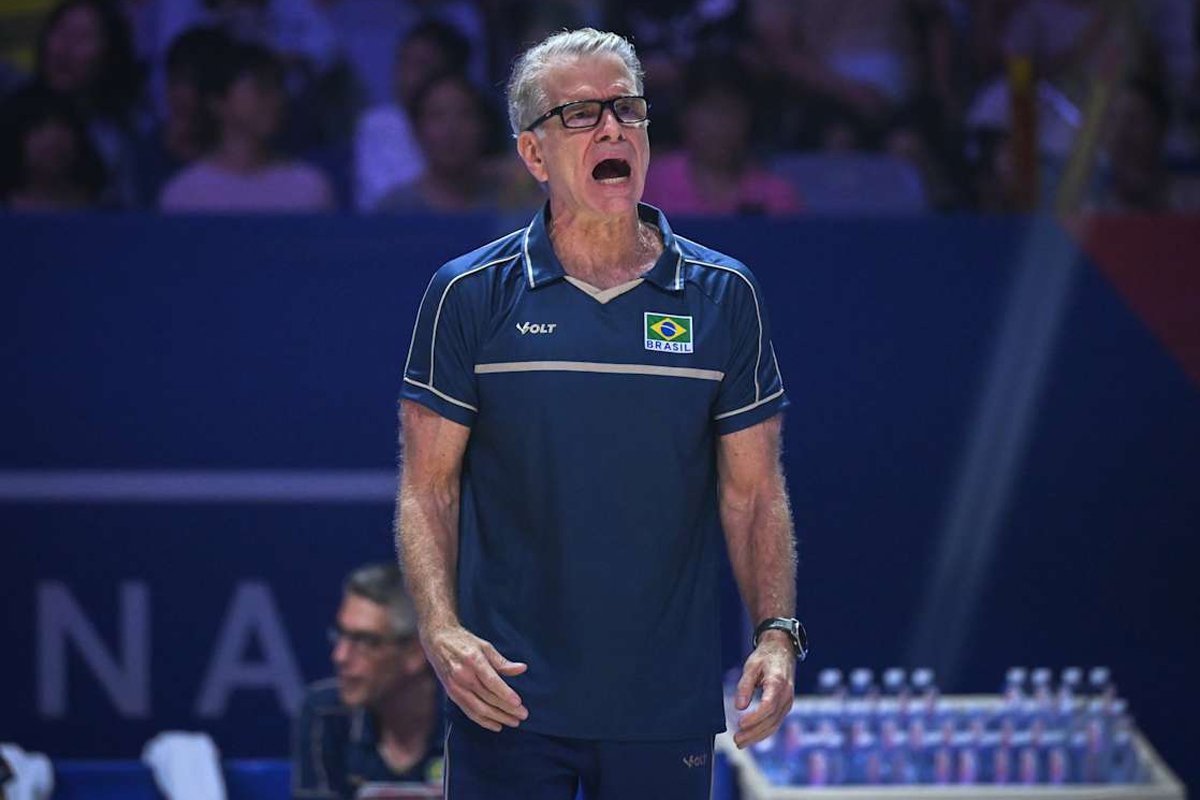 Bernardinho, técnico do Brasil, na vitória sobre a China na VNL (foto: FIVB)