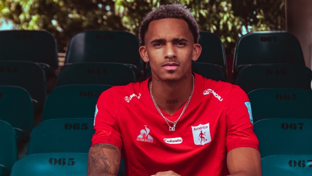 Dylan Borrero vestido com a camisa vermelha do América de Cali (foto: Reprodução de Instagram)