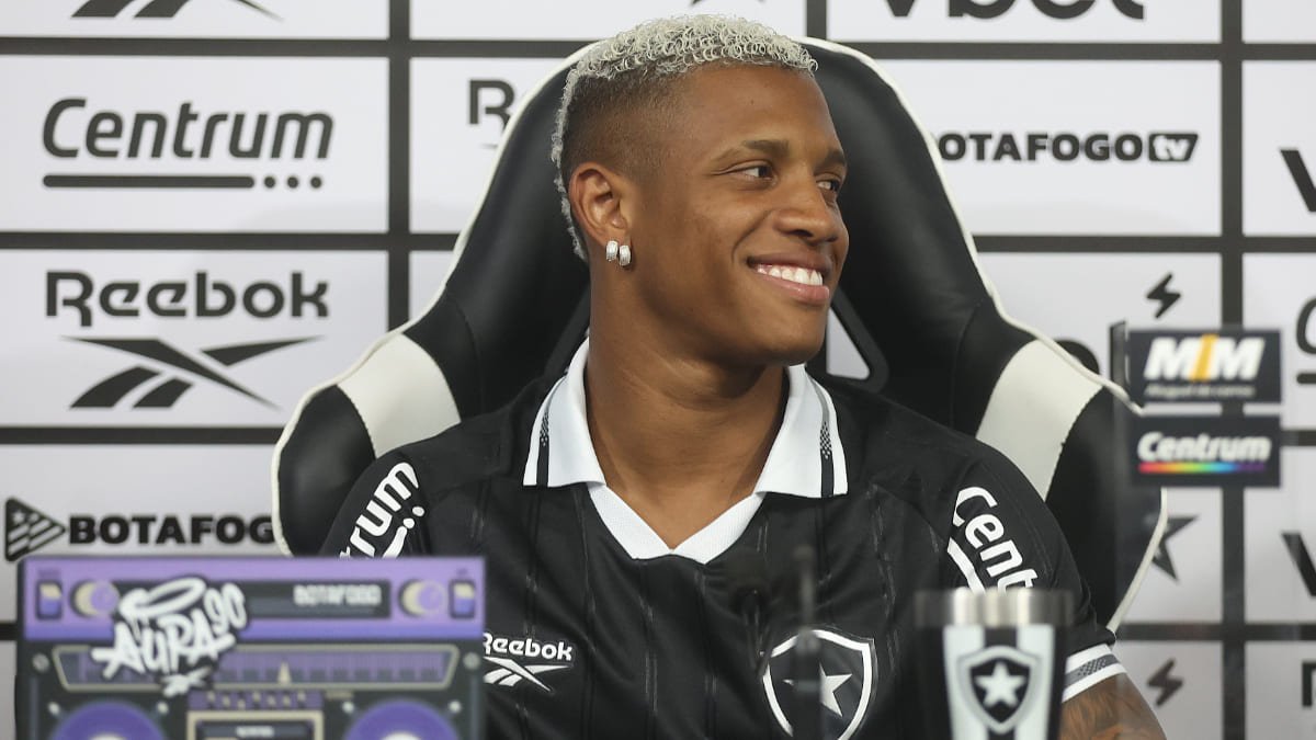 Volante Danilo, reforço do Botafogo, em apresentação (foto: Vítor Silva/Botafogo)