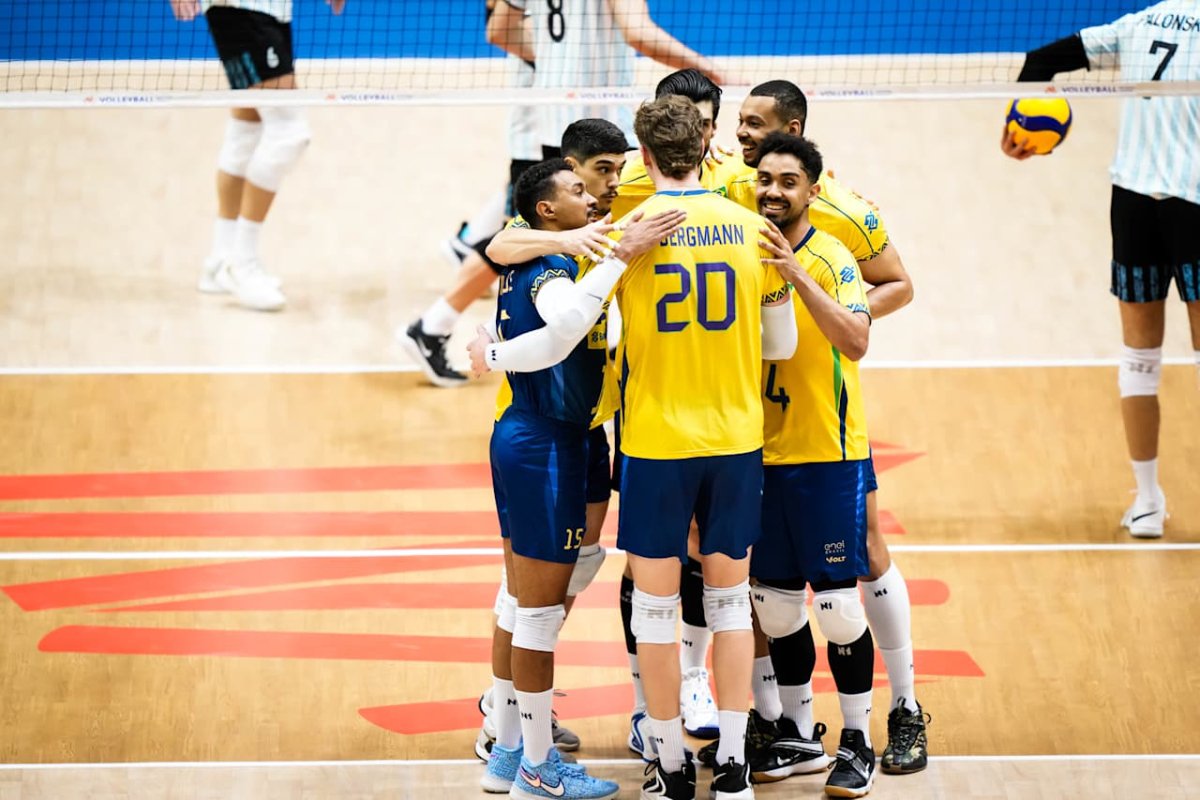 Jogadores Seleção Brasileira Masculina de Vôlei se abraçando em quadra durante jogo da Liga das Nações (foto: Divulgação/FIVB)