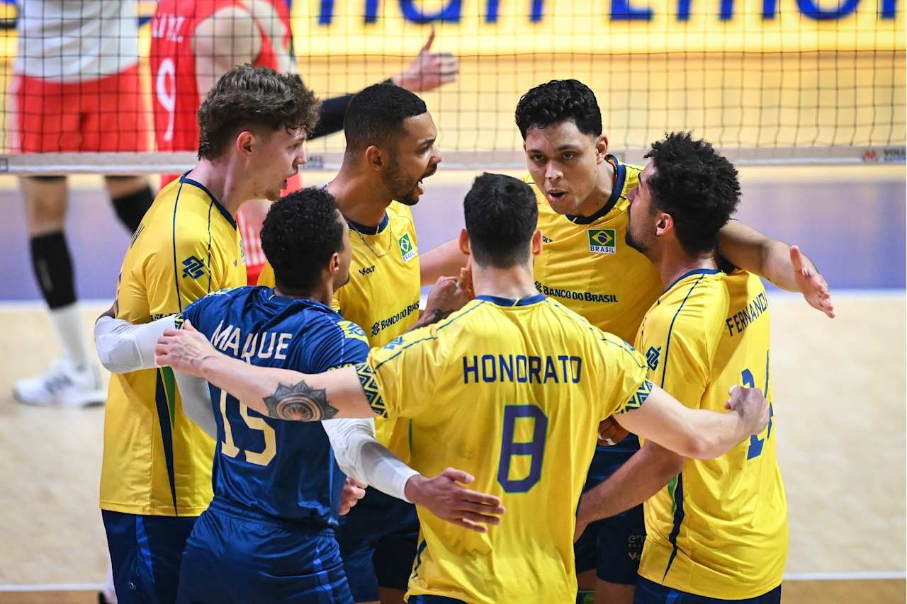 Jogadores da Seleção Brasileira Masculina de Vôlei abraçados (foto: FIVB/Divulgação)