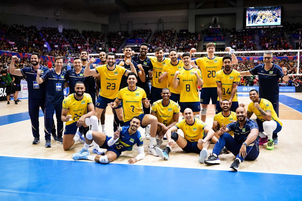 Brasil celebra vitória sobre o Japão na VNL Masculina (foto: Divulgação/FIVB)