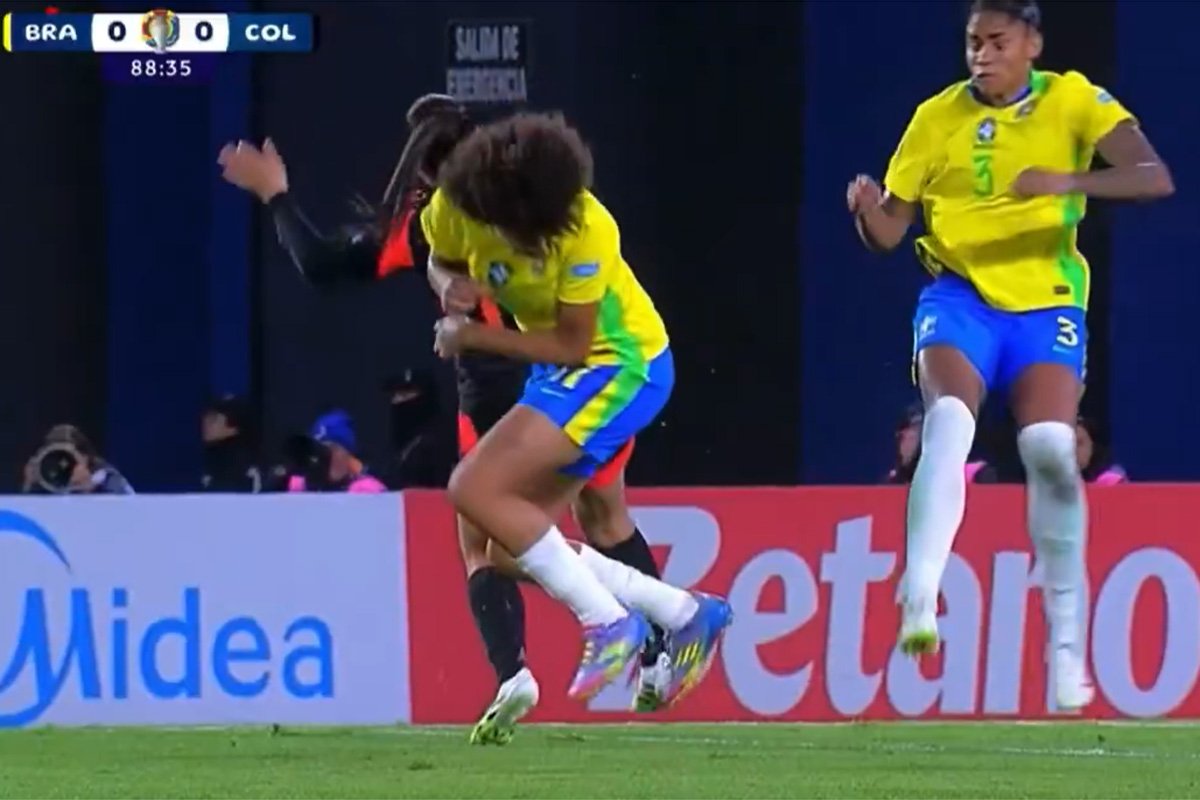 Yaya foi atingida no rosto em bola chutada por Tarciane (foto: Reprodução/Sportv)