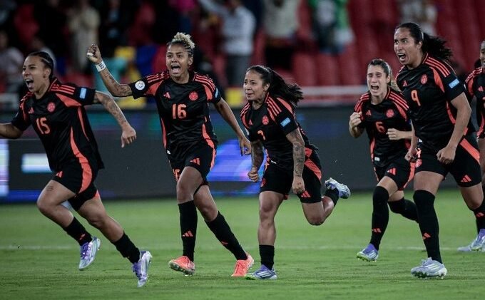 Jogadoras da Colômbia correm em comemoração (foto: Divulgação/Conmebol)