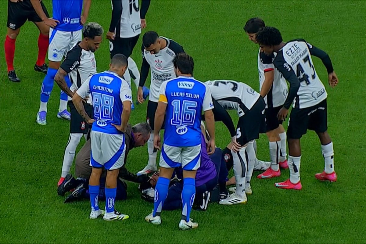Jogadores de Corinthians e Cruzeiro observam atendimento a Gustavo Henrique (foto: Reprodução/Premiere)